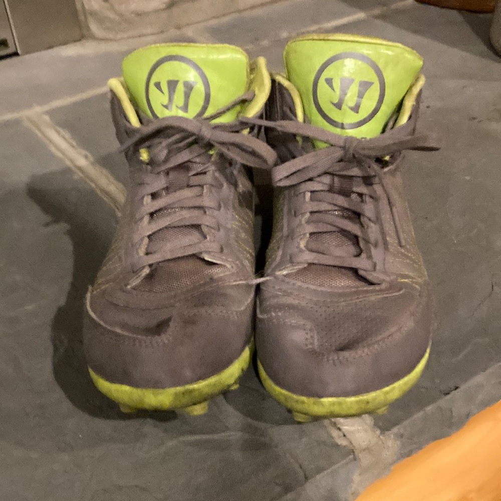Warrior boys lacrosse cleats. Gray and green, size 4.5.
